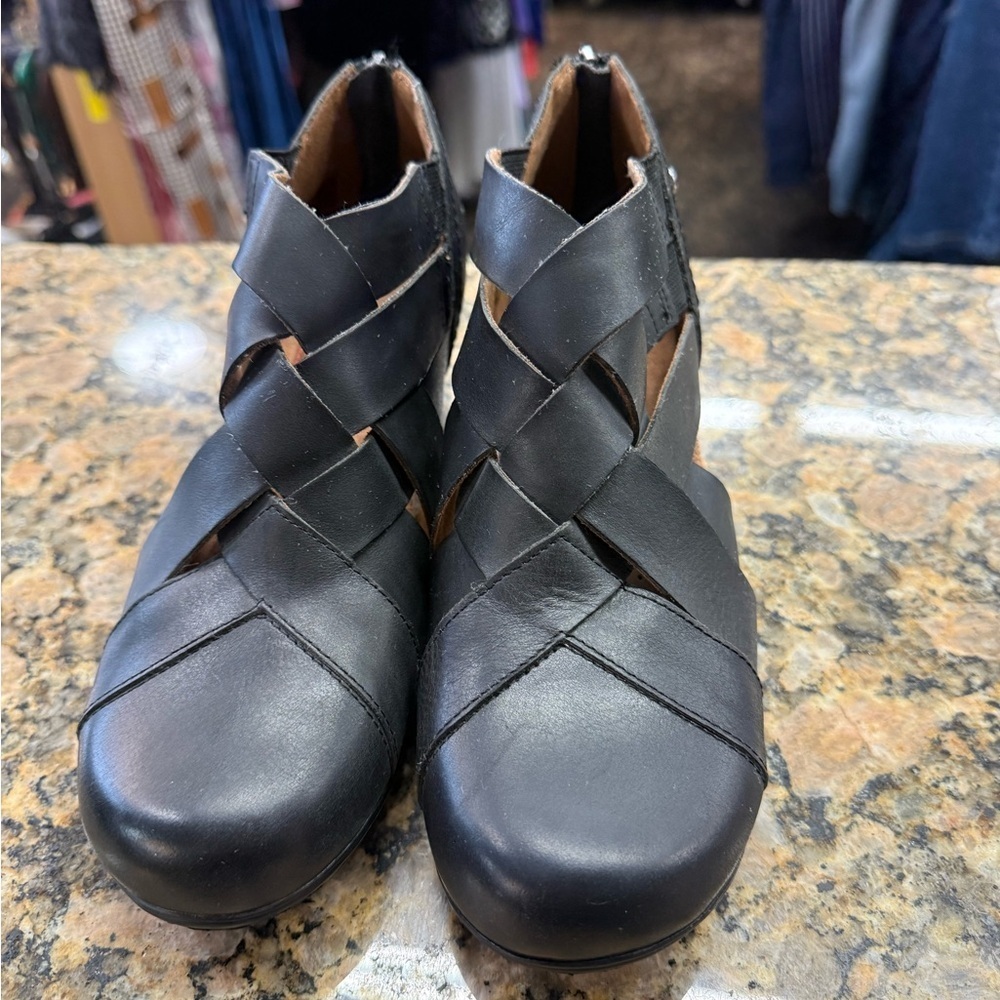 Cobb Hill Black Leather Woven Cutout Ankle Booties Size 6